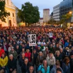 Po emotívnej tlačovke protestovali všetky opozičné strany, dav kričal „Rusi, domov!“