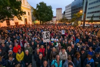 Po emotívnej tlačovke protestovali všetky opozičné strany, dav kričal „Rusi, domov!“