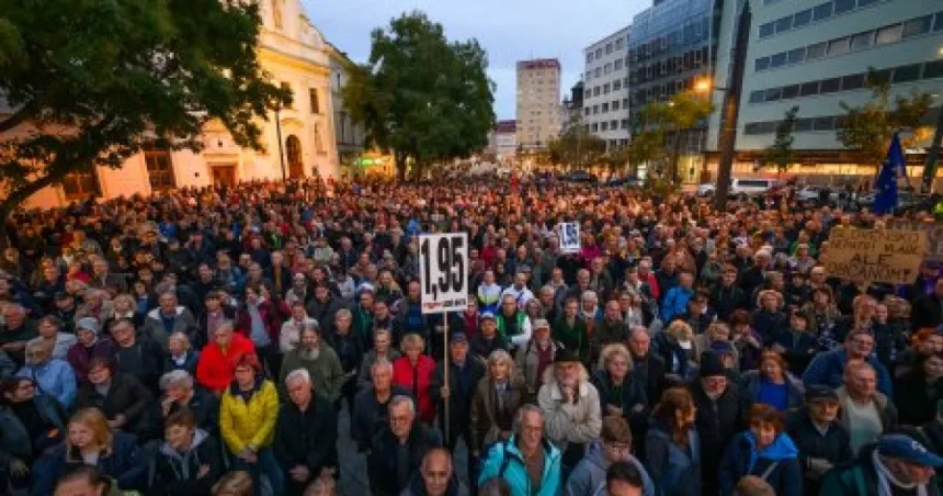 Po emotívnej tlačovke protestovali všetky opozičné strany, dav kričal „Rusi, domov!“