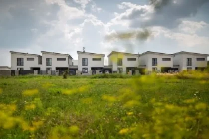 Politici pri Bratislave sľubujú menej kolón, nové školy i boj s horúčavami