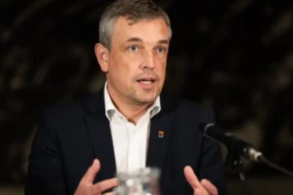 Primátora Komárna vinia, že nevie po slovensky, v pozadí „šéfredaktor“ a podvody