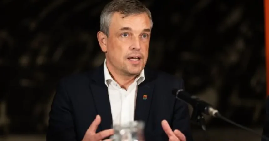 Primátora Komárna vinia, že nevie po slovensky, v pozadí „šéfredaktor“ a podvody
