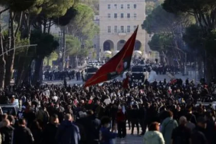 Rama už nemá čo ponúknuť, tvrdí novinár o protestoch v Albánsku