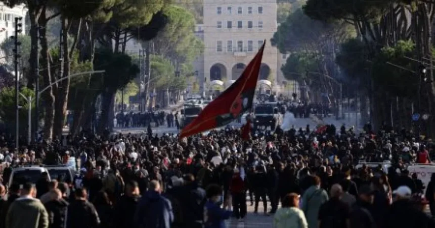 Rama už nemá čo ponúknuť, tvrdí novinár o protestoch v Albánsku