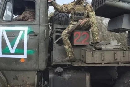 Ruské straty atakujú rekordy, na verbovanie najímajú gangy