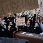 Šváby, chýbajúci učitelia: študenti protestujú vo Francúzsku