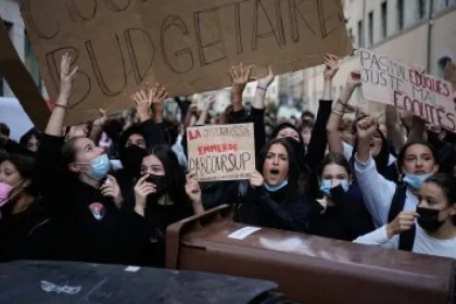 Šváby, chýbajúci učitelia: študenti protestujú vo Francúzsku