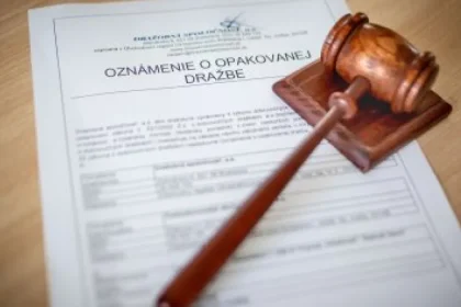 Vláda oslabuje hrádze proti konkurzným mafiám, banky aj právnici zmeny kritizujú