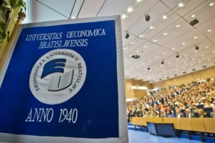 Vyhrážky voličom rektora: problémy s políciou, bez titulu